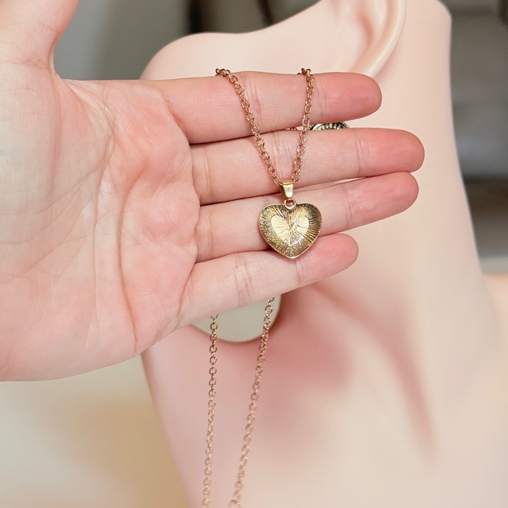 ⚜️ Heart Pendant Necklace in Pink and Gold - Picture 5 of 8